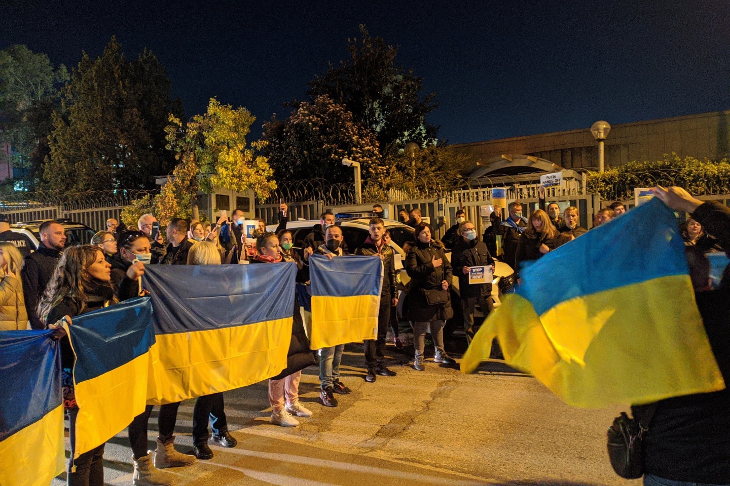 Έλληνες και Ουκρανοί διαδηλώνουν έξω από το προξενείο της Ρωσίας στην Αθήνα