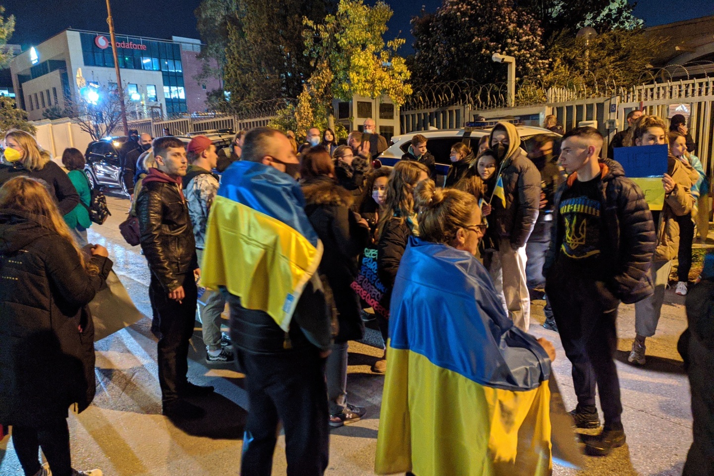 Έλληνες και Ουκρανοί διαδηλώνουν έξω από το προξενείο της Ρωσίας στην Αθήνα