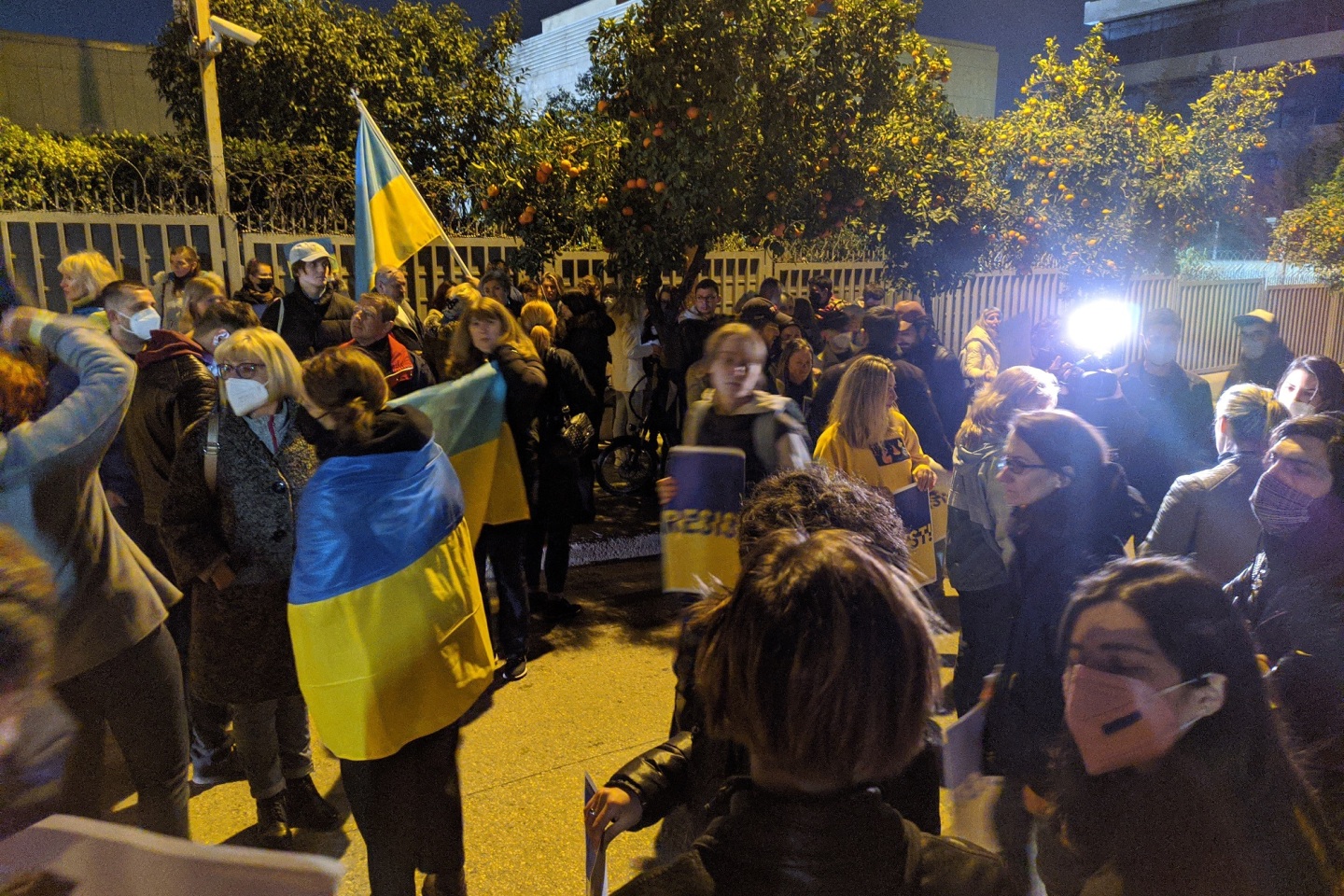 Έλληνες και Ουκρανοί διαδηλώνουν έξω από το προξενείο της Ρωσίας στην Αθήνα