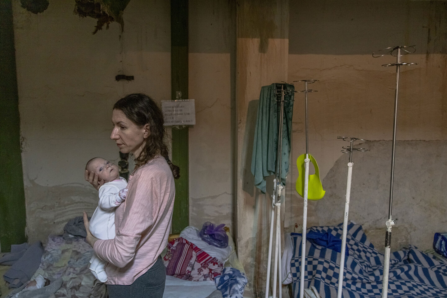 Η Κατερίνα κρατά την 5 μηνών κορούλα της στην αγκαλιά στο υπόγειο νοσοκομείου στο Κίεβο