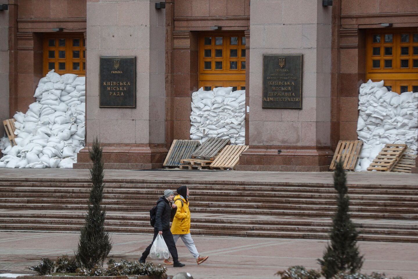 Σάκοι με άμμο στα παράθυρα του δημαρχείου στο Κίεβο