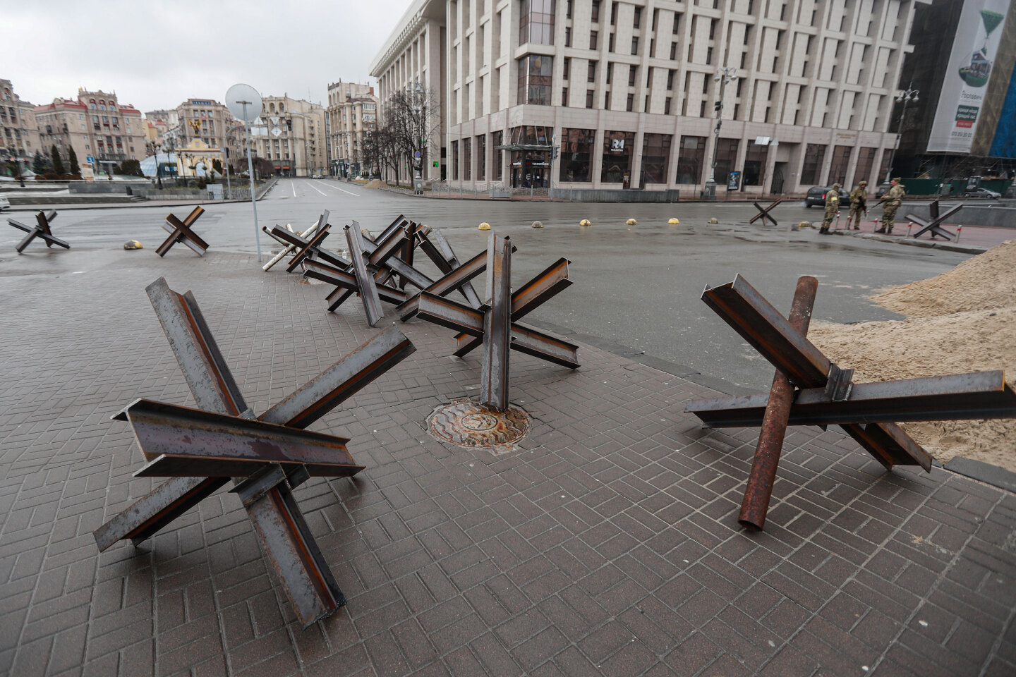 Ειδικά εμπόδια για τα ρωσικά τεθωρακισμένα στο Κίεβο - Η ουκρανική πρωτεύουσα προετοιμάζεται για την τελική επίθεση