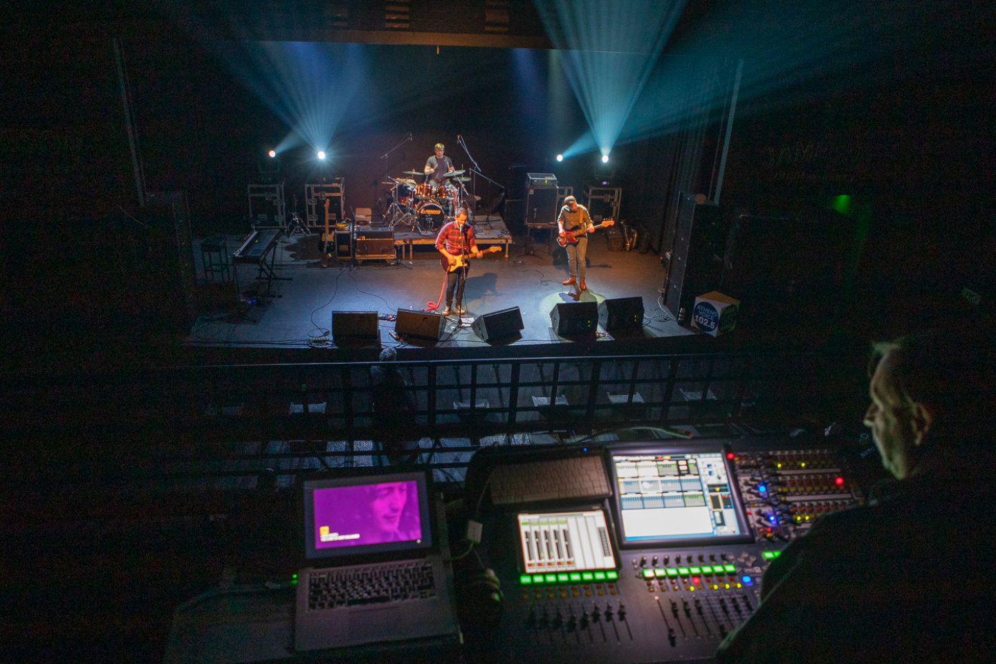 Το συγκρότημα Deuce σε συναυλία στη σκηνή του Gagarin στο Gimme Shelter Film Festival