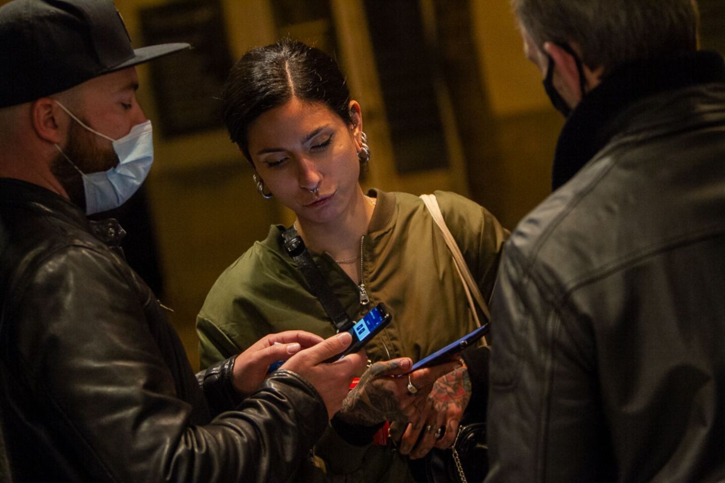 Μια κοπέλα στην είσοδο του Gagarin 205. 