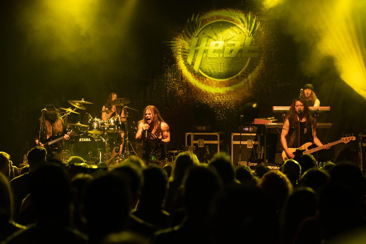 Στιγμιότυπο από τη συναυλία των H.E.A.T. στην Αθήνα, στο Gagarin 205