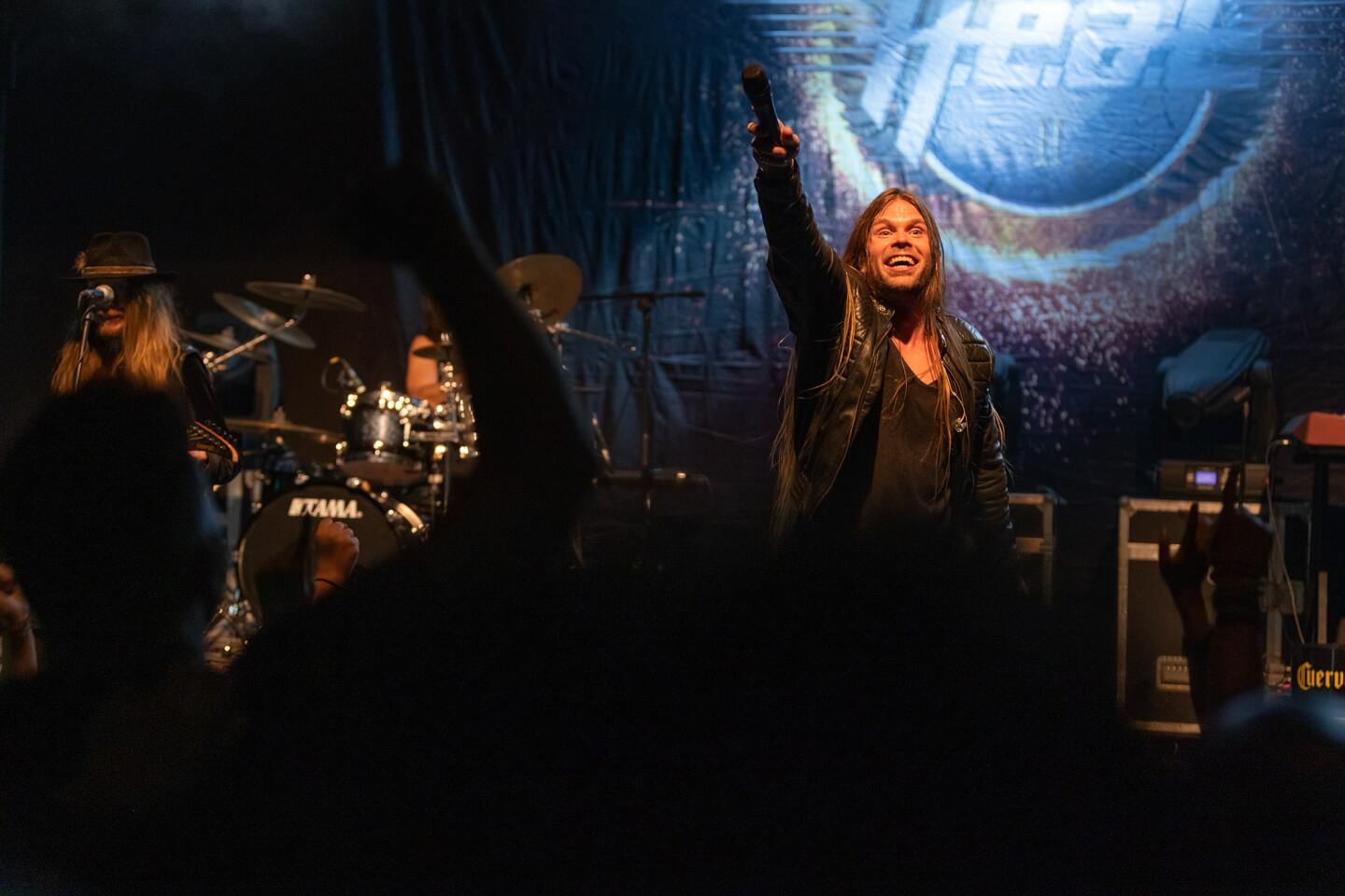 Στιγμιότυπο από τη συναυλία των H.E.A.T. στην Αθήνα, στο Gagarin 205