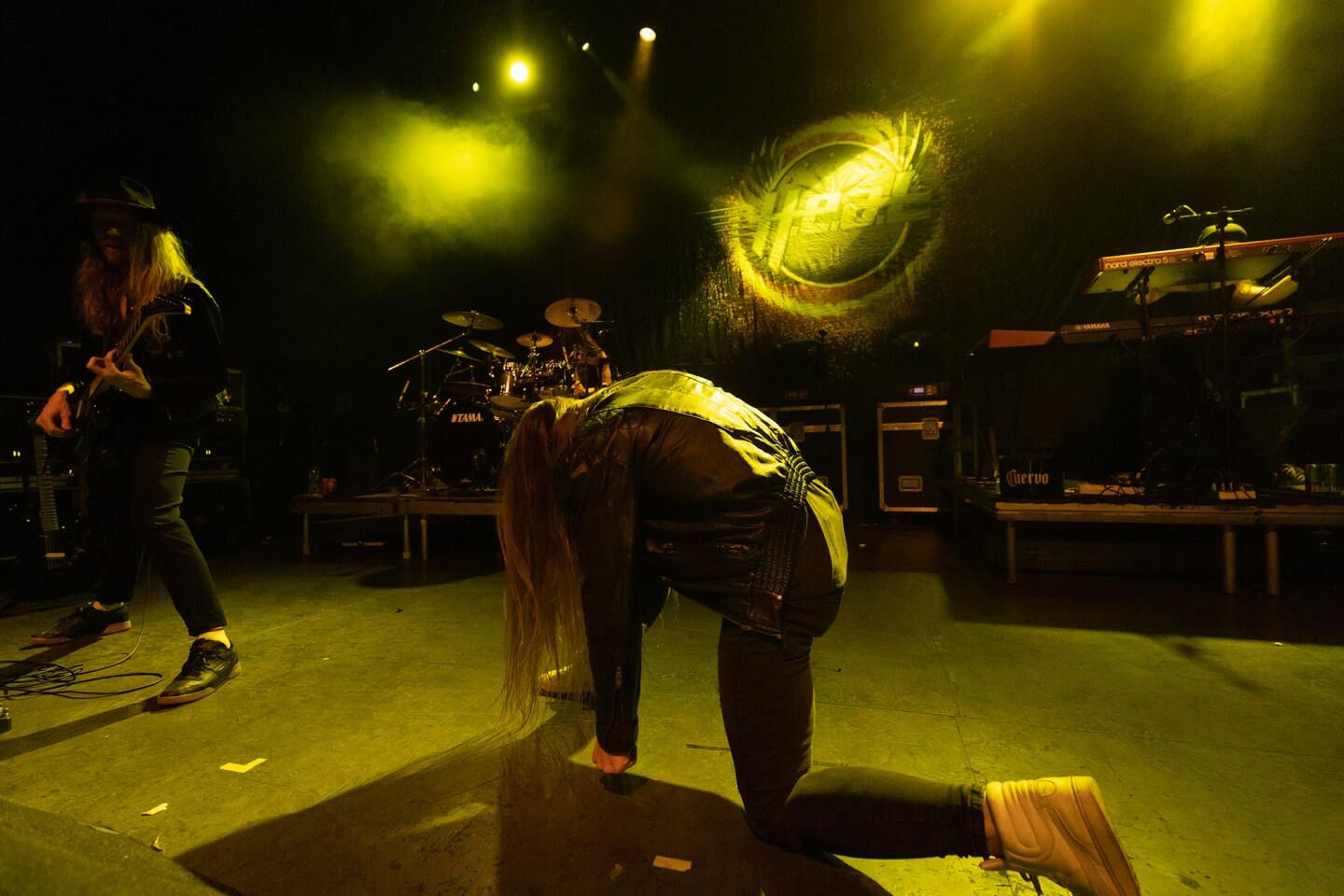 Στιγμιότυπο από τη συναυλία των H.E.A.T. στην Αθήνα, στο Gagarin 205