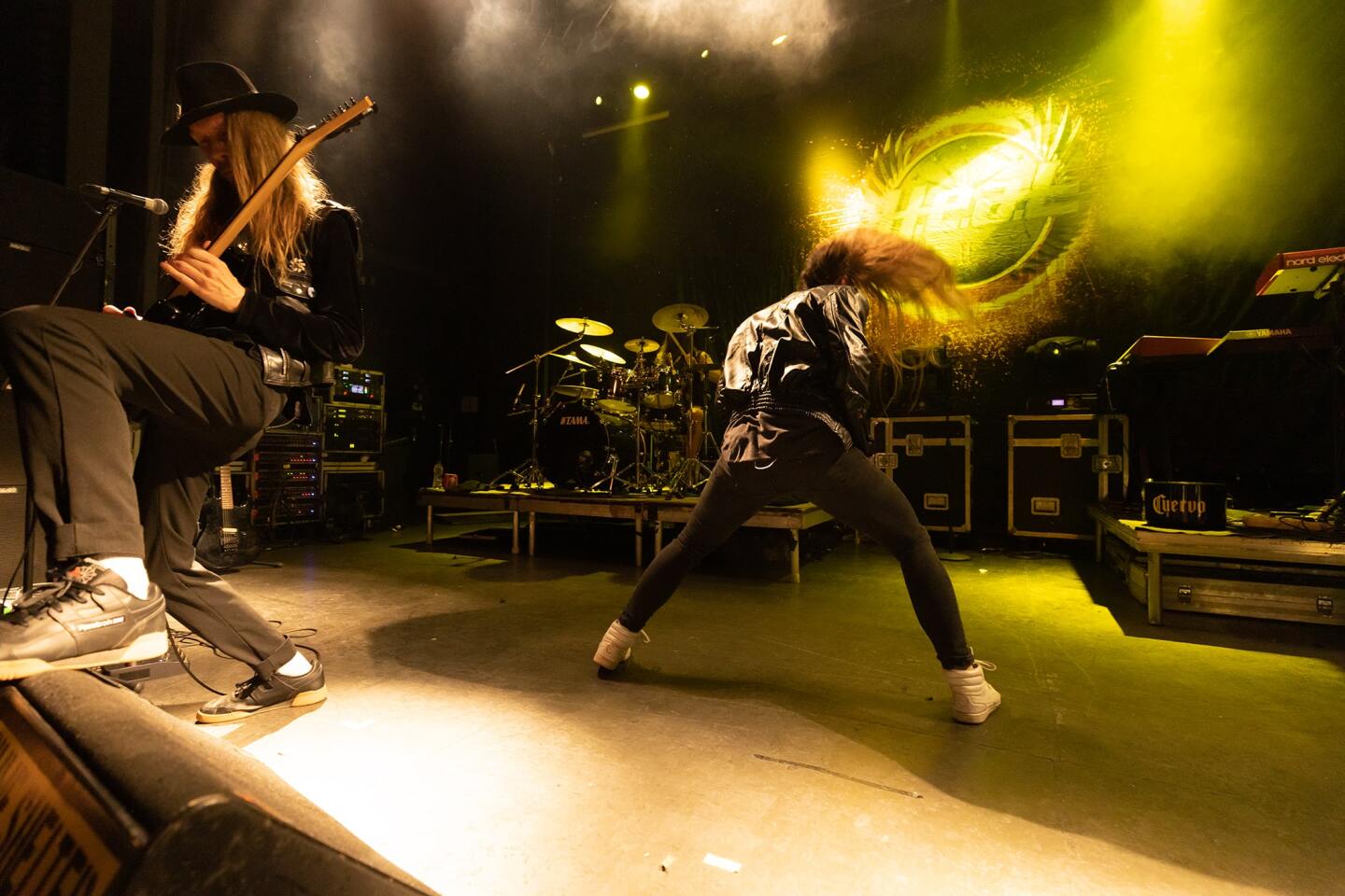 Στιγμιότυπο από τη συναυλία των H.E.A.T. στην Αθήνα, στο Gagarin 205