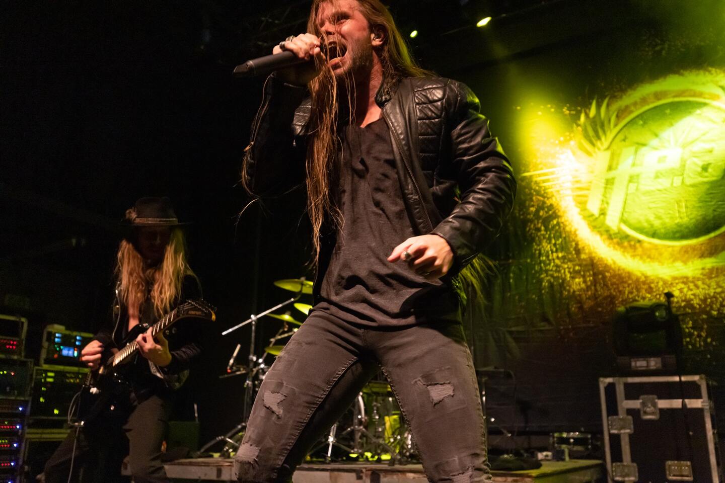 Στιγμιότυπο από τη συναυλία των H.E.A.T. στην Αθήνα, στο Gagarin 205