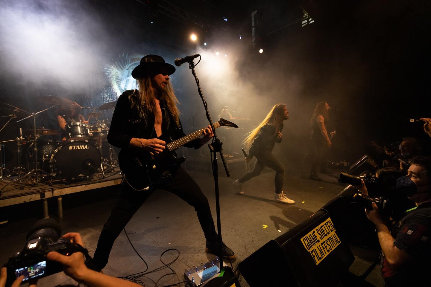 Στιγμιότυπο από τη συναυλία των H.E.A.T. στην Αθήνα, στο Gagarin 205