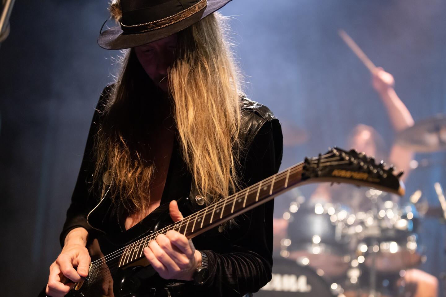 Στιγμιότυπο από τη συναυλία των H.E.A.T. στην Αθήνα, στο Gagarin 205