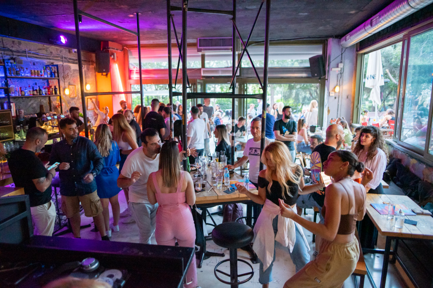 Κόσμος που χορεύει στο μπαρ Εφημερίδα ATH