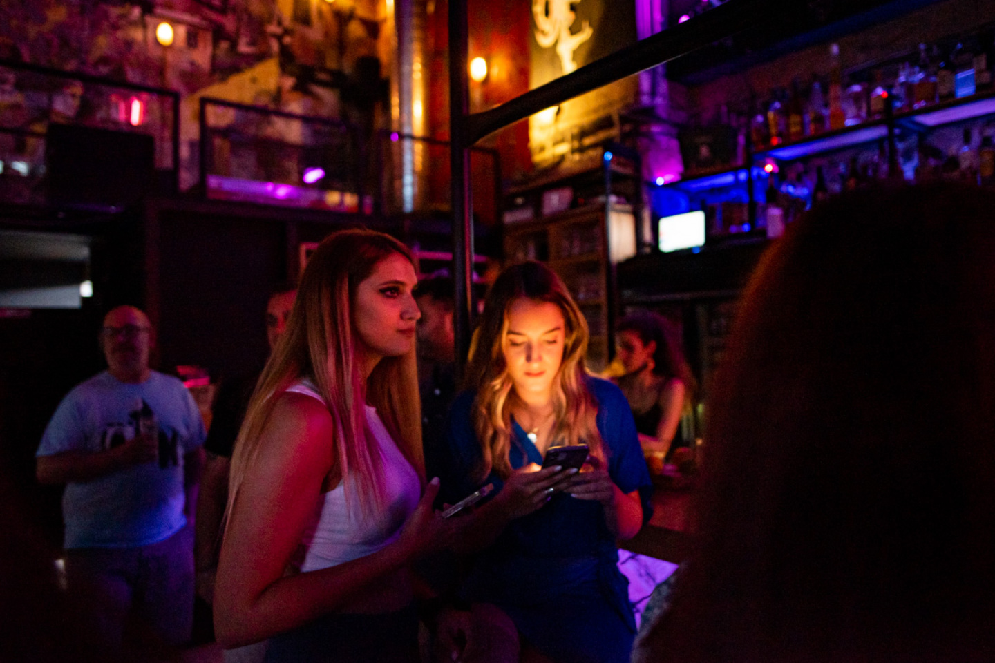 Sunday OST: 20 στιγμές από το πάρτι του ραδιοφωνικού σταθμού Athens Voice 102.5 στο bar Εφημερίδα ATH, στην καρδιά της Αθήνας