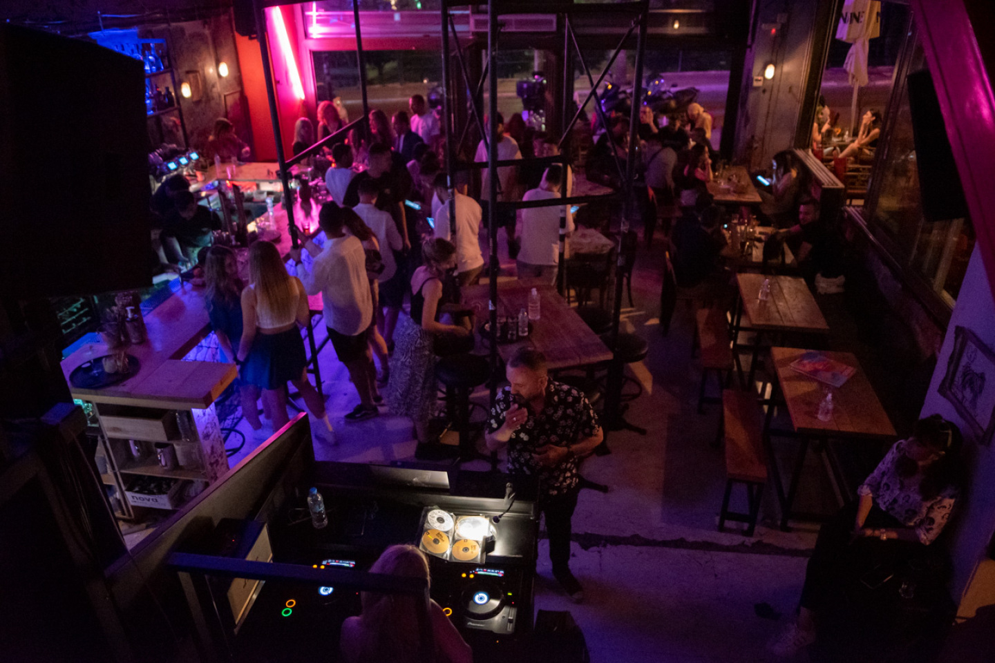 Sunday OST: 20 στιγμές από το πάρτι του ραδιοφωνικού σταθμού Athens Voice 102.5 στο bar Εφημερίδα ATH, στην καρδιά της Αθήνας