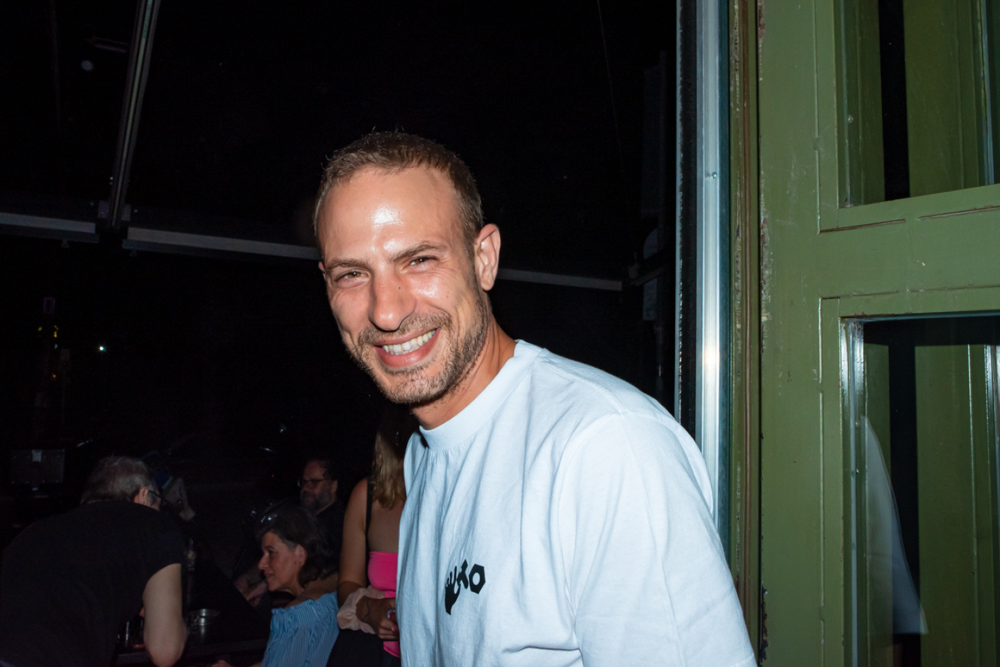 Sunday OST: 20 στιγμές από το πάρτι του ραδιοφωνικού σταθμού Athens Voice 102.5 στο bar Εφημερίδα ATH, στην καρδιά της Αθήνας