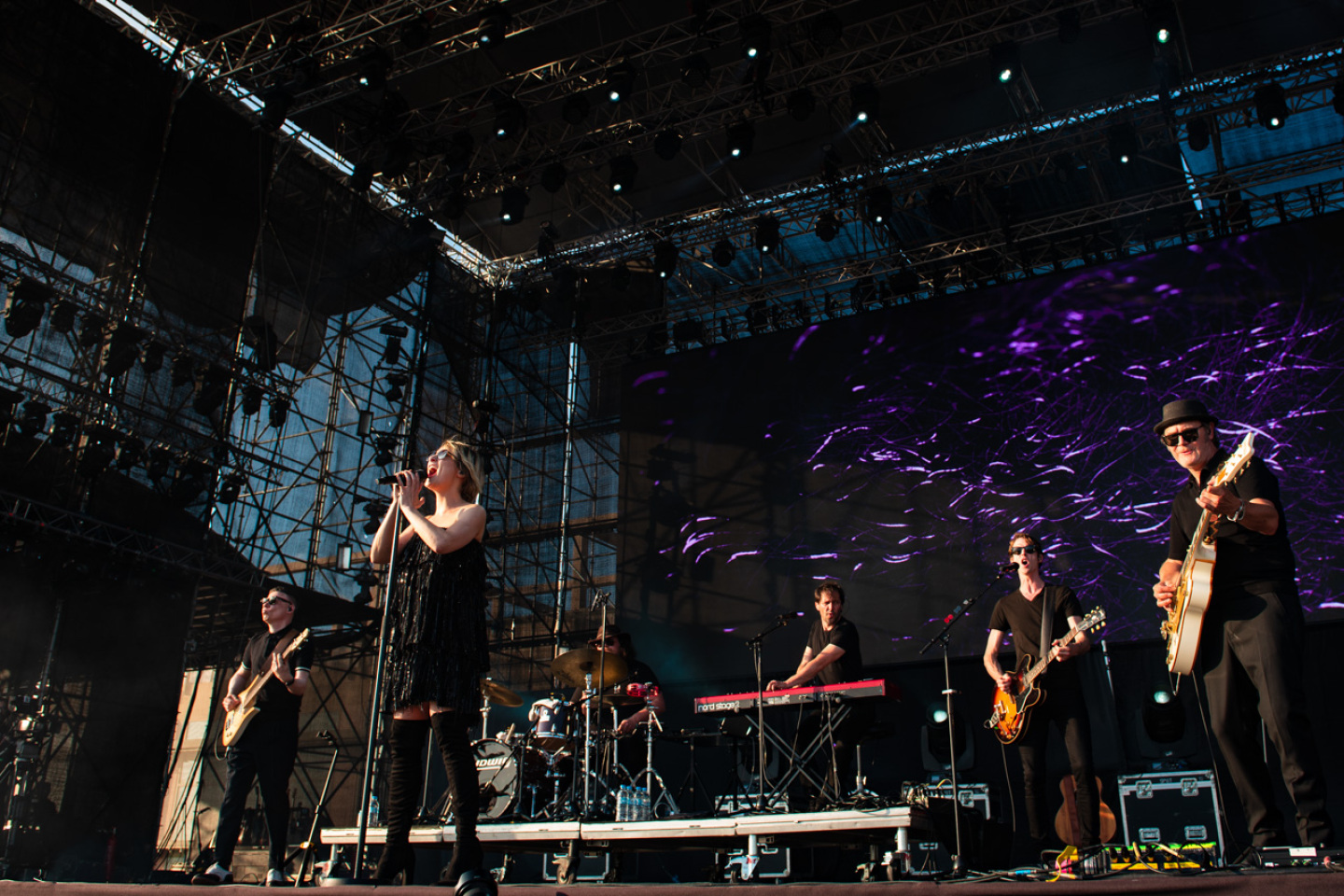 Φωτορεπορτάζ από την εμφάνιση των London Grammar, LP, Hooverphonic, D3lta, Daphne & The Fuzz στο φεστιβάλ Release Athens 2022, στην Πλατεία Νερού.