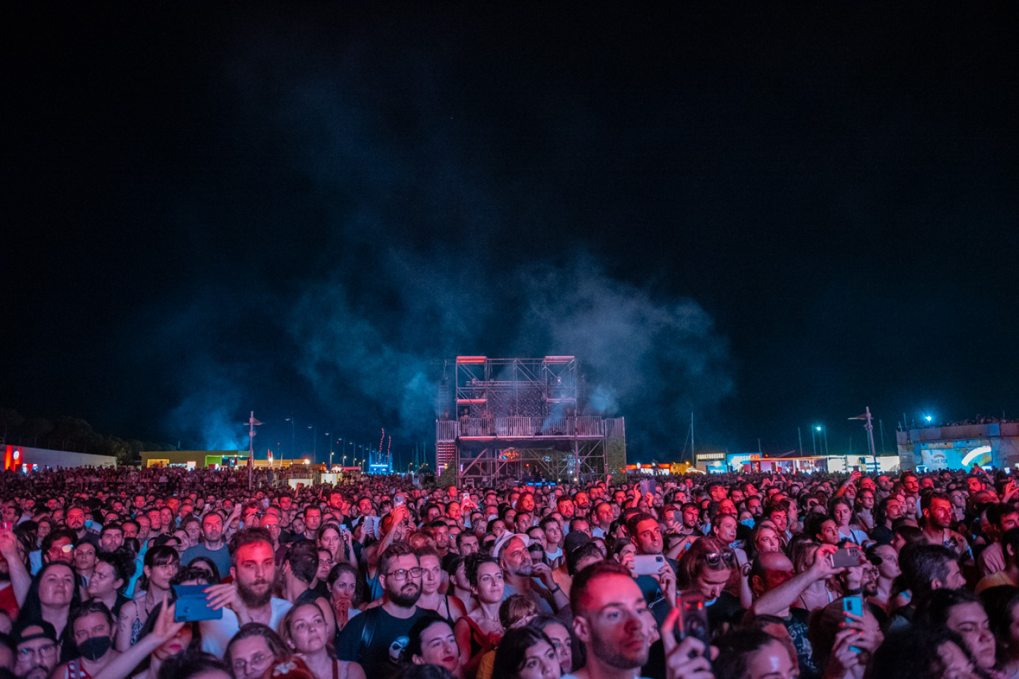 Φωτορεπορτάζ από την εμφάνιση των London Grammar, LP, Hooverphonic, D3lta, Daphne & The Fuzz στο φεστιβάλ Release Athens 2022, στην Πλατεία Νερού.