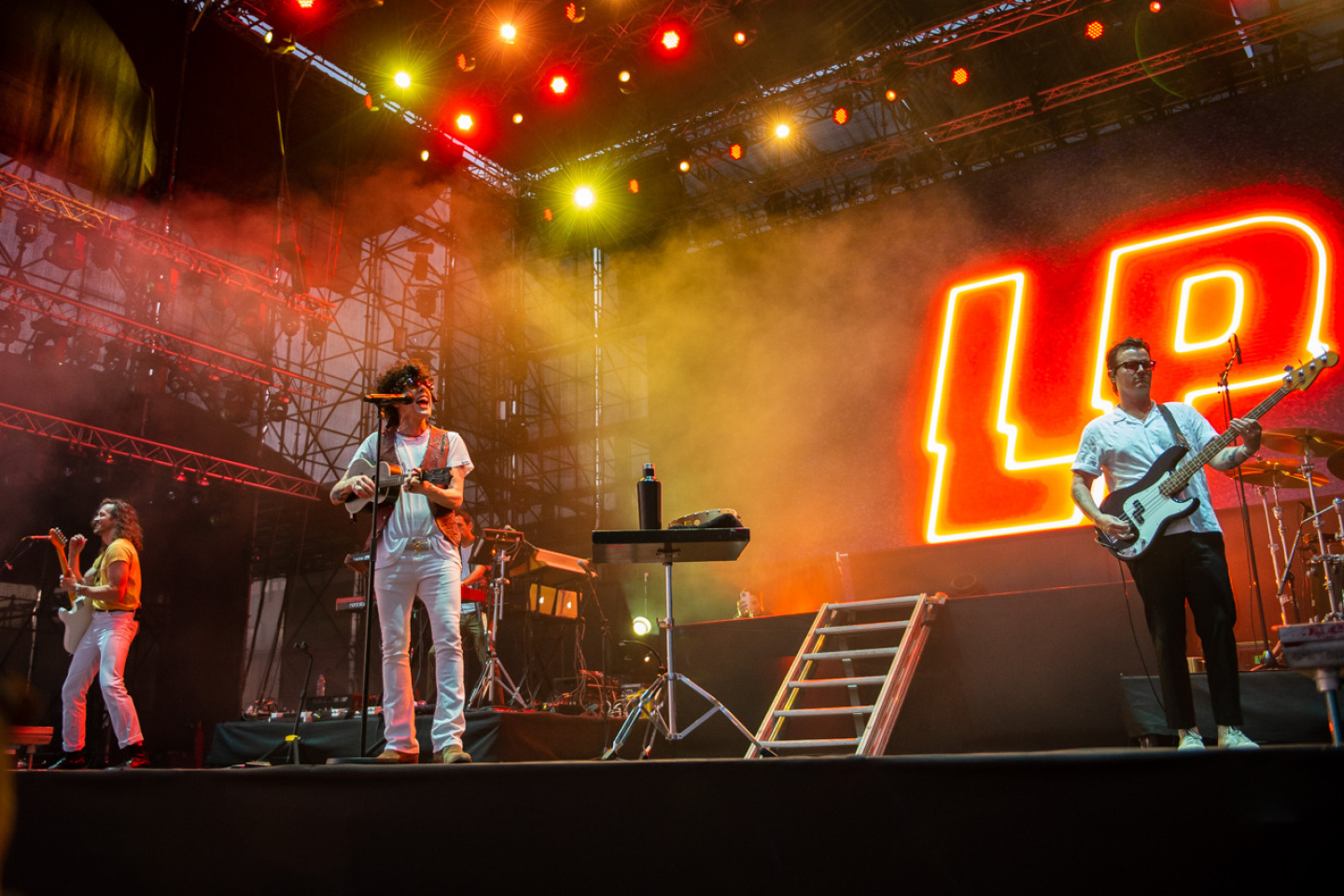 Φωτορεπορτάζ από την εμφάνιση των London Grammar, LP, Hooverphonic, D3lta, Daphne & The Fuzz στο φεστιβάλ Release Athens 2022, στην Πλατεία Νερού.