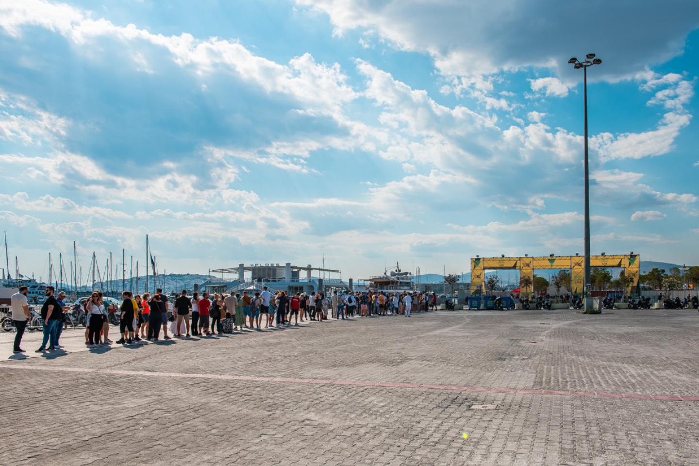 Άνθρωποι που περιμένουν σε ουρά στο φεστιβάλ Release Athens 2022