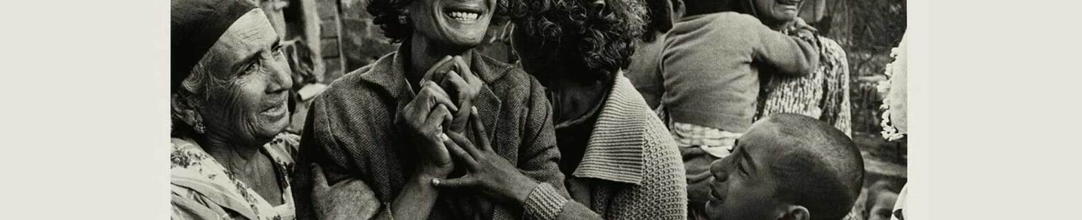 1964, Κύπρος. Γυναίκα από την Τουρκία μαθαίνει για τον θάνατο του συζύγου της © Σερ Ντον Μακάλιν