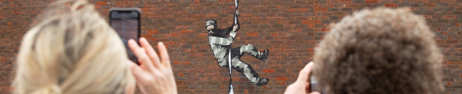 Το Reuters ξετύλιξε το κουβάρι: Από τα ερείπια της Ουκρανίας ως τα αστυνομικά αρχεία της Νέας Υόρκης, ο Banksy αποκτά όνομα - Τι σημαίνει η αποκαθήλωσή του;