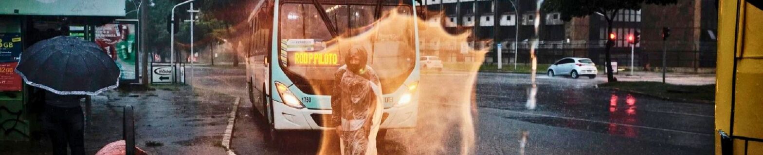 Ο δρόμος ως καθρέφτης: Ο Γκουστάβο Μίνας στην Αθήνα