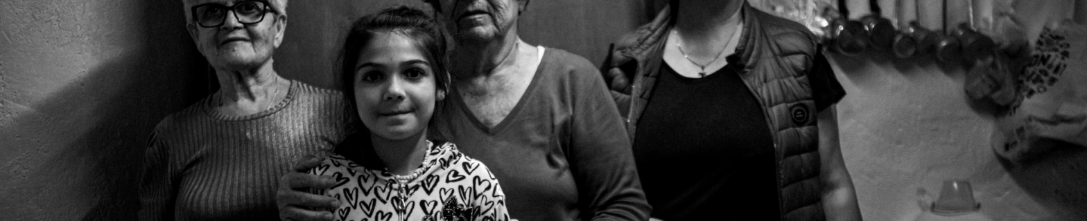 Ο φωτογράφος Τάκης Σπυρόπουλος μιλά για τις «Γενεές της Ίου», τη μνήμη, την κοινότητα και το μέλλον του νησιού.