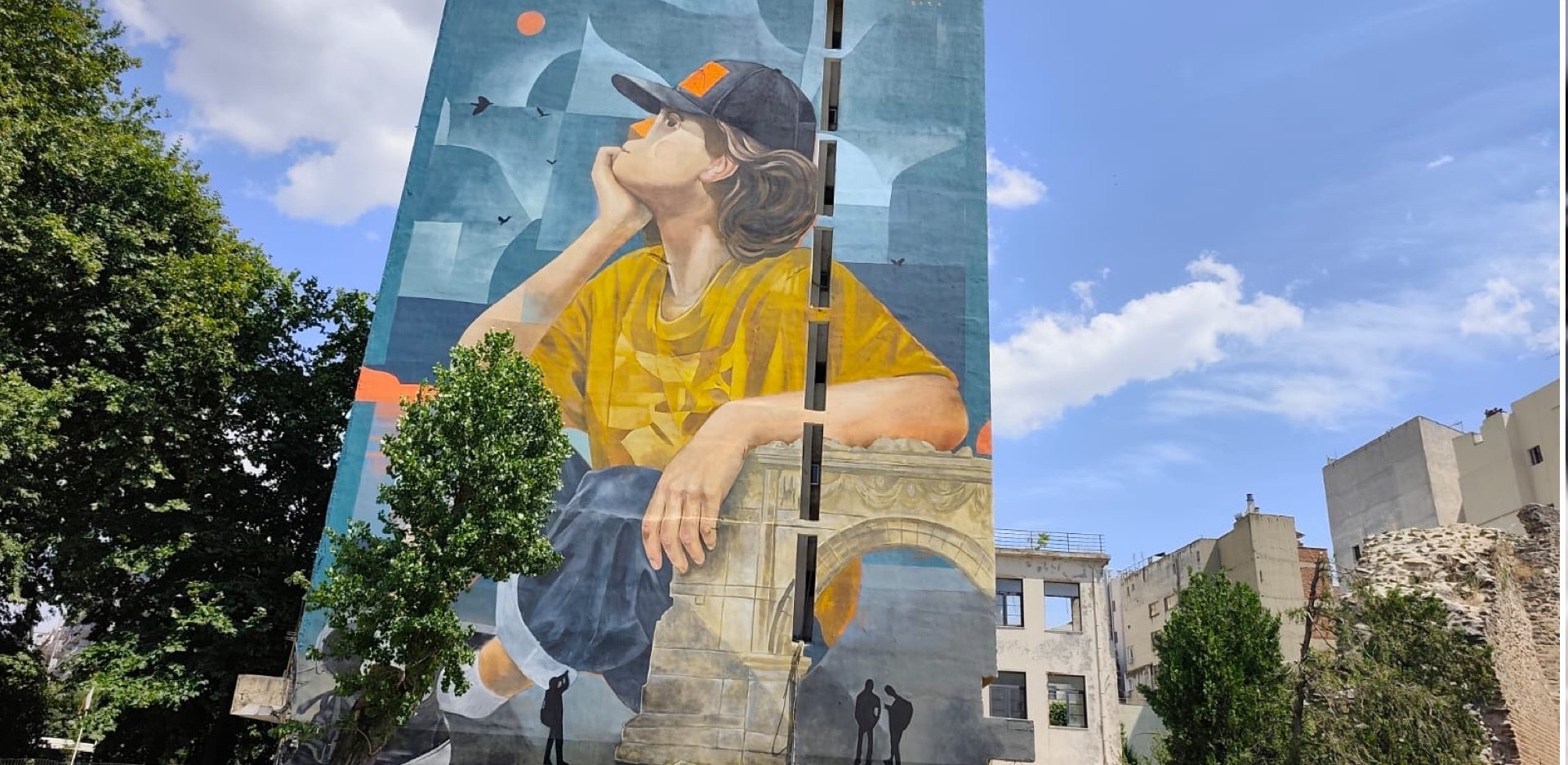 Ο Θέμης Κωνσταντινόπουλος (aka Dem) ζωγράφισε το mural με το κορίτσι της Χρυσής Πύλης Βαρδάρη