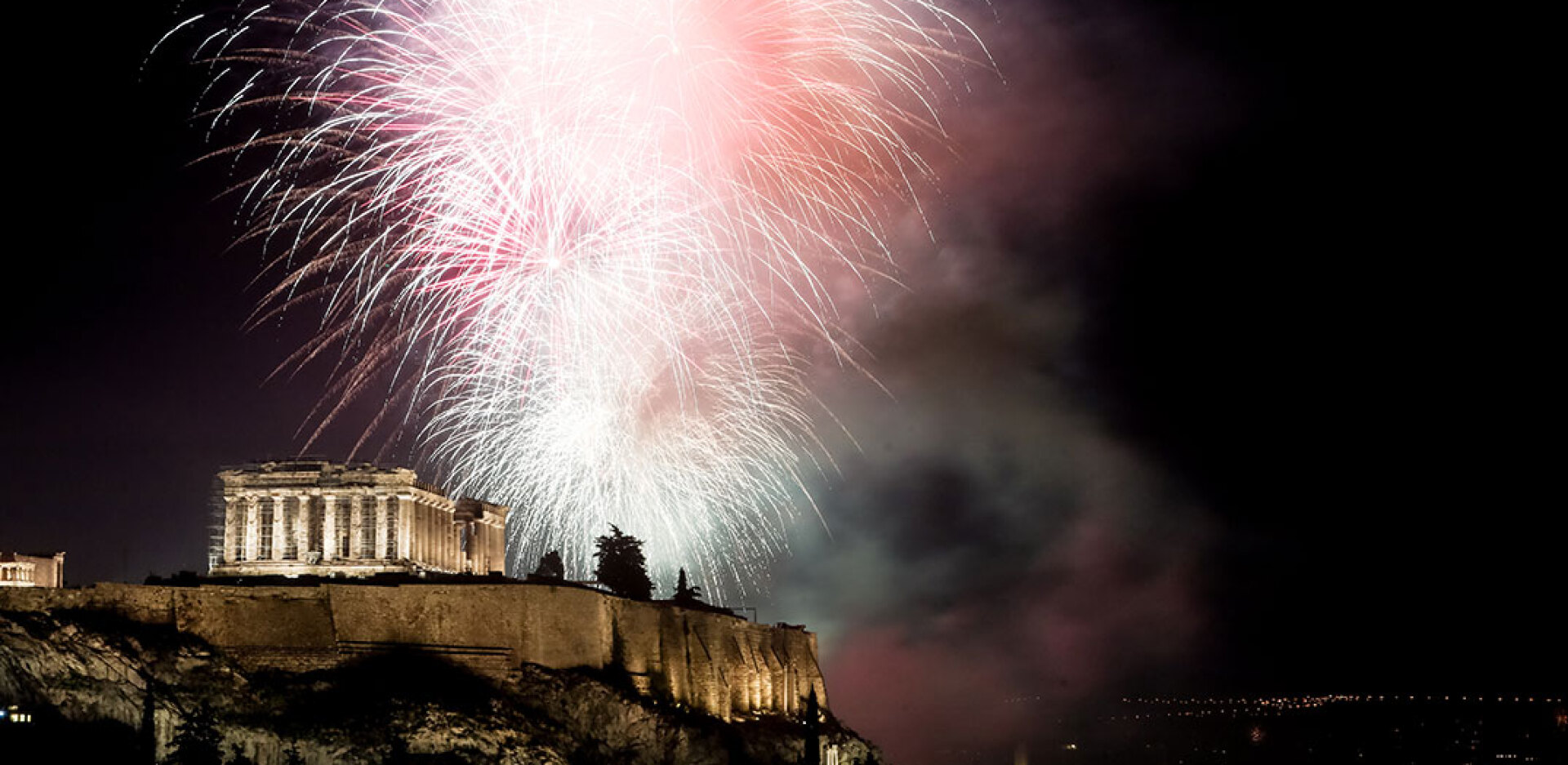 Πρωτοχρονιά 2023 και πυροτεχνήματα στον νυχτερινό ουρανό με φόντο την Ακρόπολη