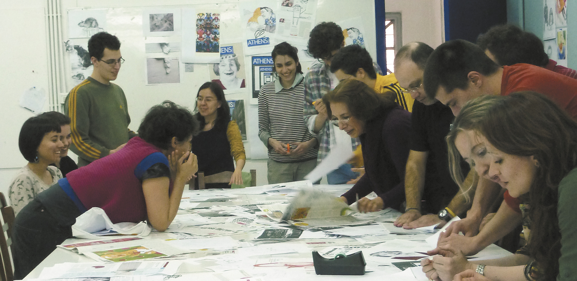 Oι φοιτητές του Εργαστηρίου Γραφικών Τεχνών Τυπογραφίας και Τέχνης του Βιβλίου της Ανωτάτης Σχολής Καλών Τεχνών επεμβαίνουν και δημιουργούν το τεύχος της Athens Voice 342. Μαζί τους η καθηγήτριά τους Λεώνη Βιδάλη και οι διδάσκοντες Πατρίτσια-Ευγενία Δεληγιάννη και Κώστας Μπάκας.