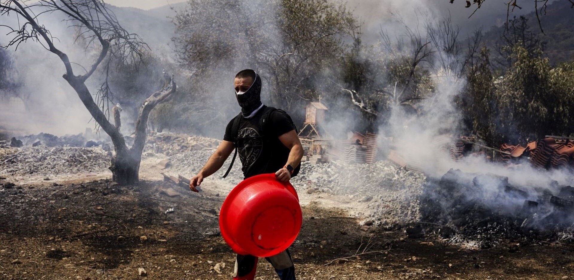 Άνιση μάχη με τις φλόγες στο Μενίδι ©Giannis Boziaris / SOOC