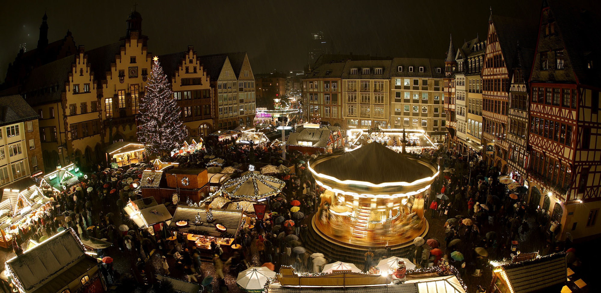 Η χριστουγεννιάτικη αγορά στη χιονισμένη Φρανκφούρτη