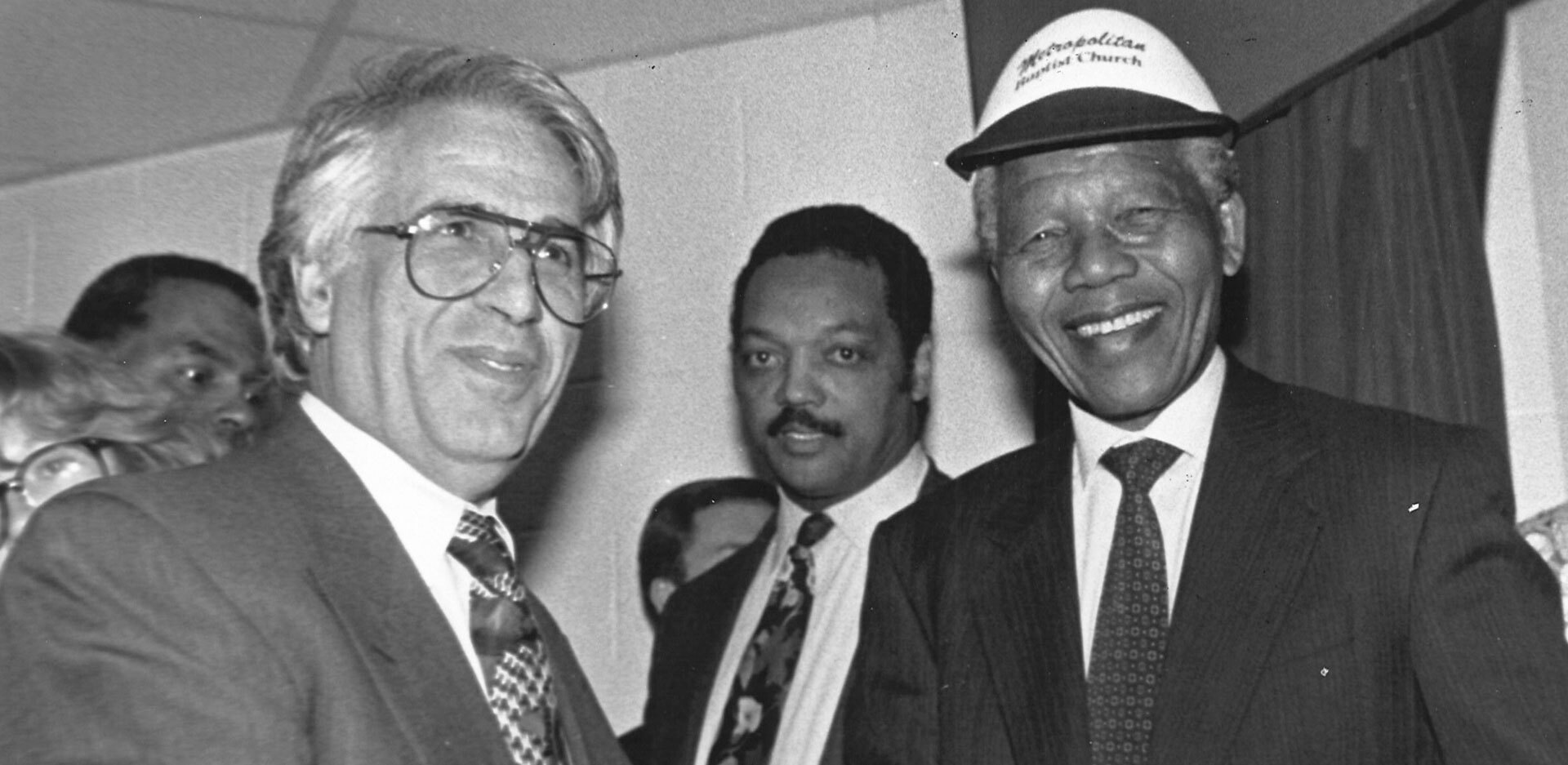 Ο Πρόεδρος του Ομίλου, δρ Γιώργος Β. Αποστολόπουλος με τον Νέλσον Μαντέλα