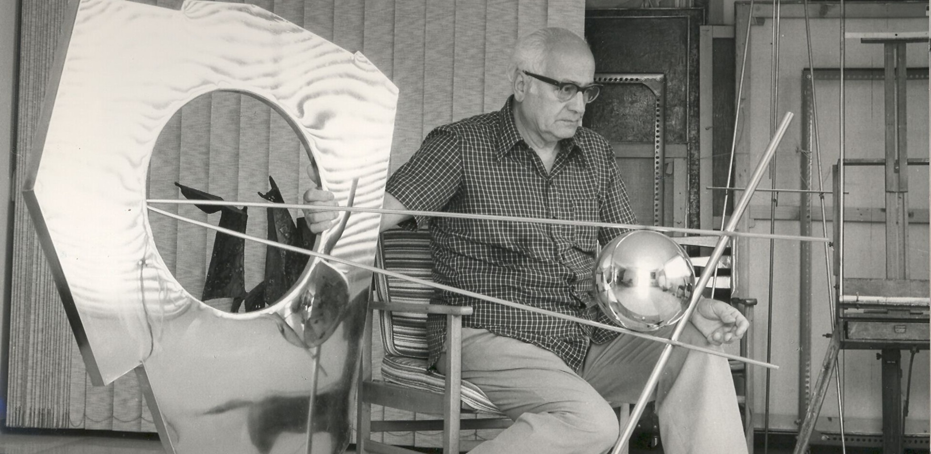 O Γιώργος Ζογγολόπουλος και το έργο του «Γλυπτό με κενό και σφαίρα»