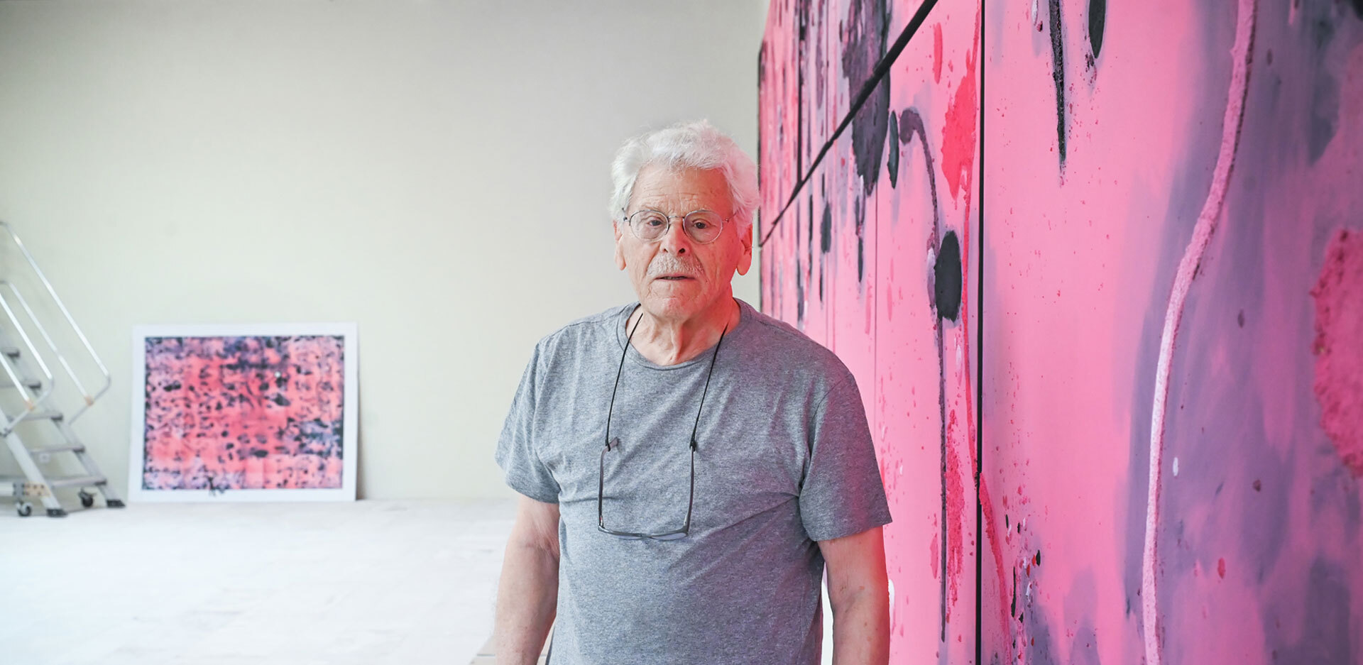 Ο Κώστας Τσόκλης, στα 95 του, δουλεύει όλο το έργο, 90 τελάρα, μόνος του στην Τήνο, εδώ και δύο χρόνια