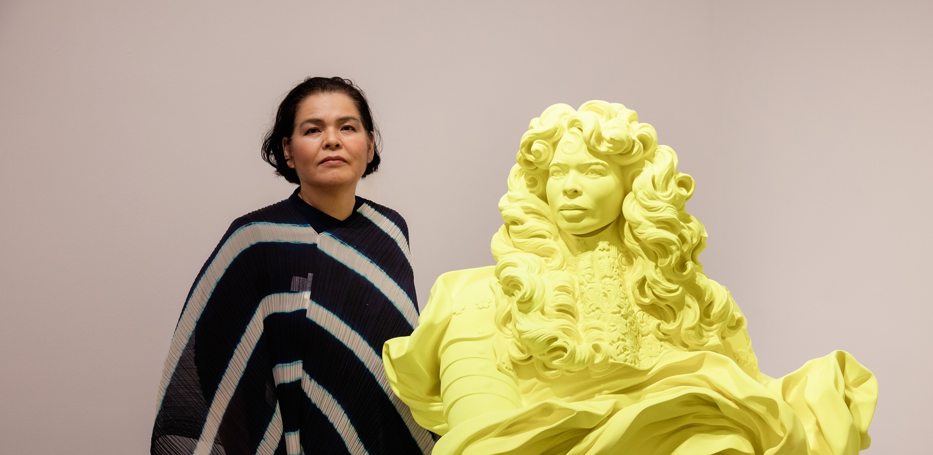 Η Κιμίκο Γιοσίντα ποζάρει δίπλα στο γλυπτό που απεικονίζει τον βασιλιά Λουδοβίκο