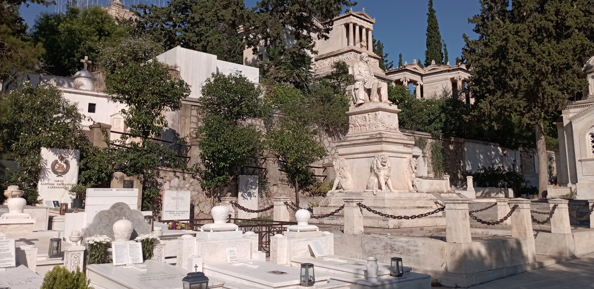 Πρώτο Νεκροταφείο Αθηνών | Κεντρική πλατεία, μνήματα των Αρχιεπισκόπων Αθηνών και πάσης Ελλάδος