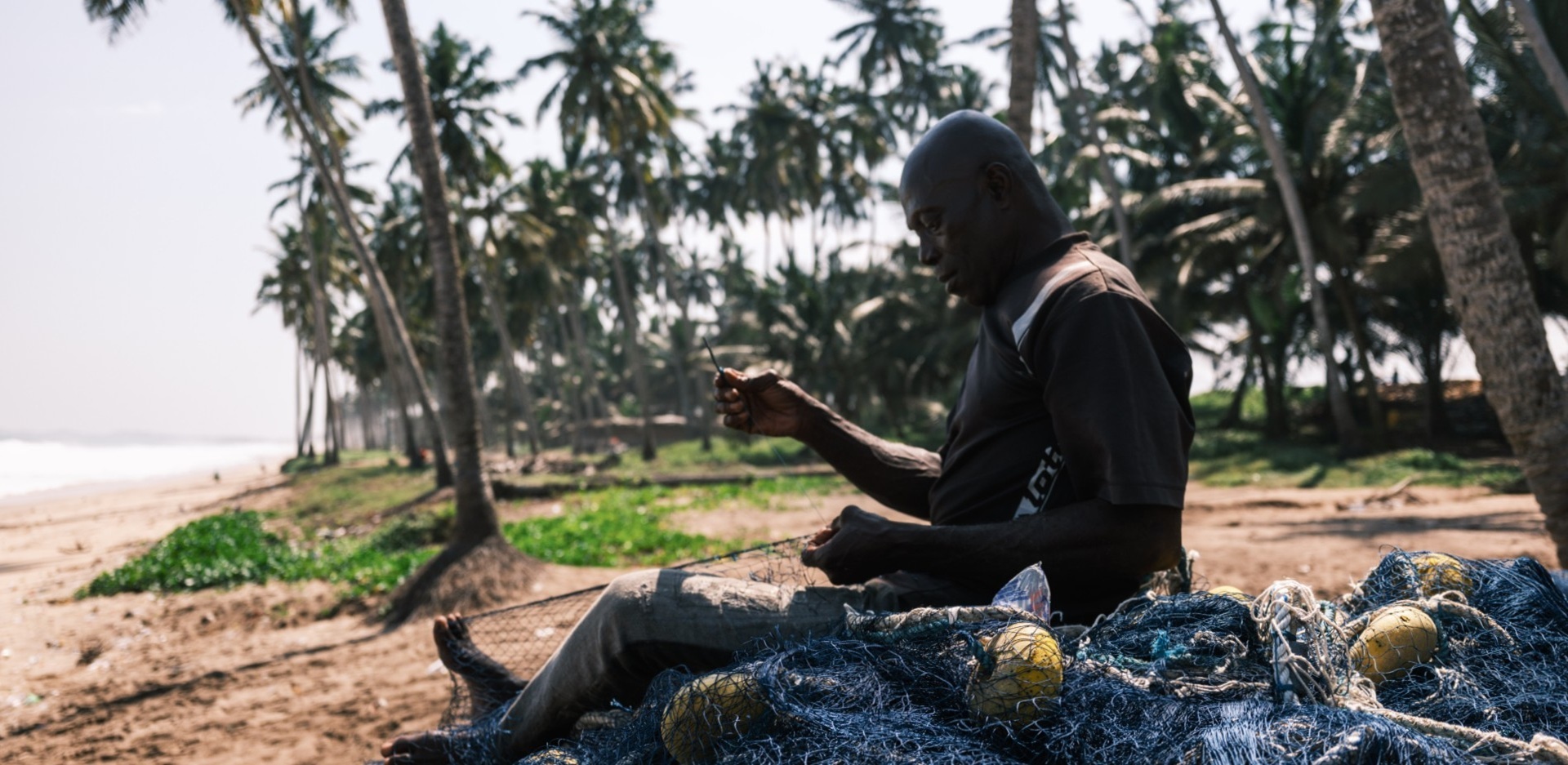 Ψαράς που φτιάχνει τα δίχτυα του στο Cape Coast