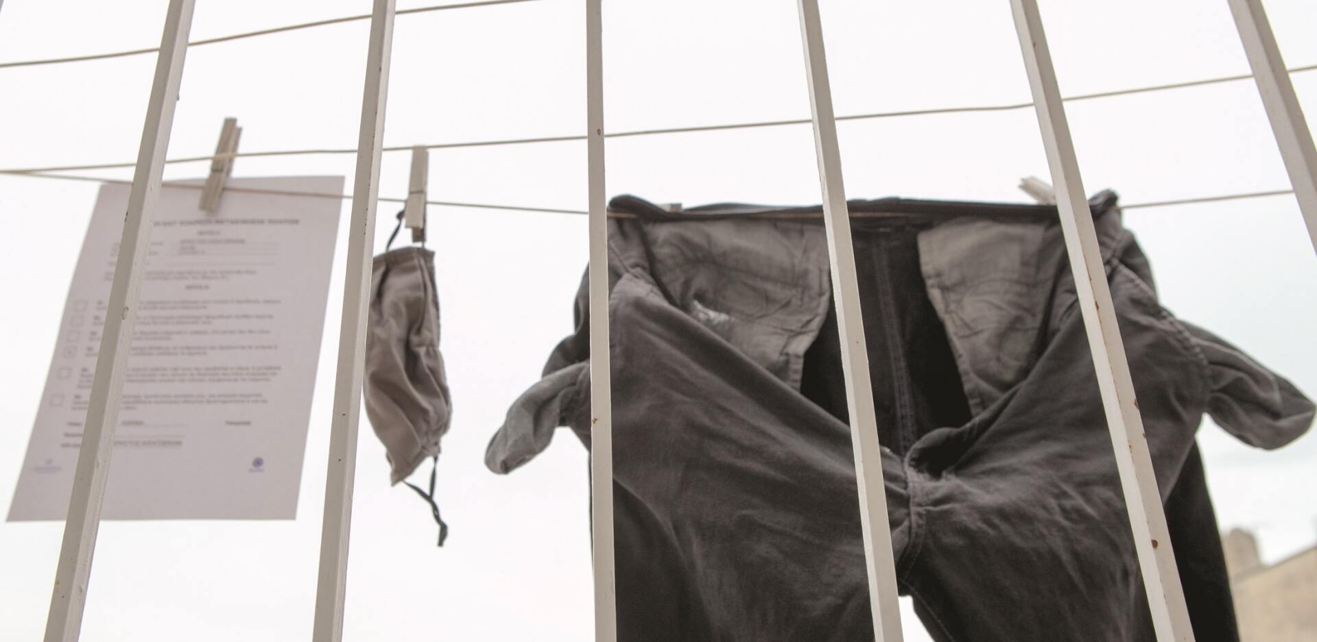 Κρεμασμένο παντελόνι σε κάγκελα πόρτας νοσοκομείου