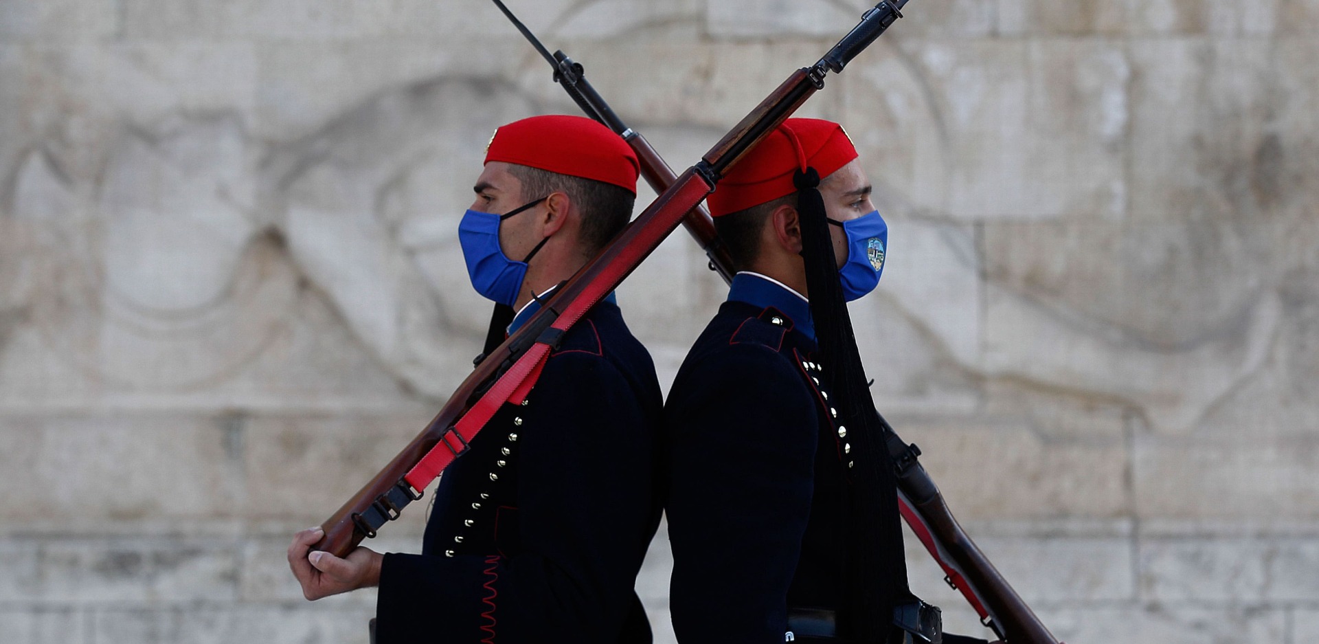 Μνημείο του Αγνώστου Στρατιώτη: Άνδρες της Προεδρικής Φρουράς με μάσκα για τον κορωνοϊό (16 Νοεμβρίου 2020)