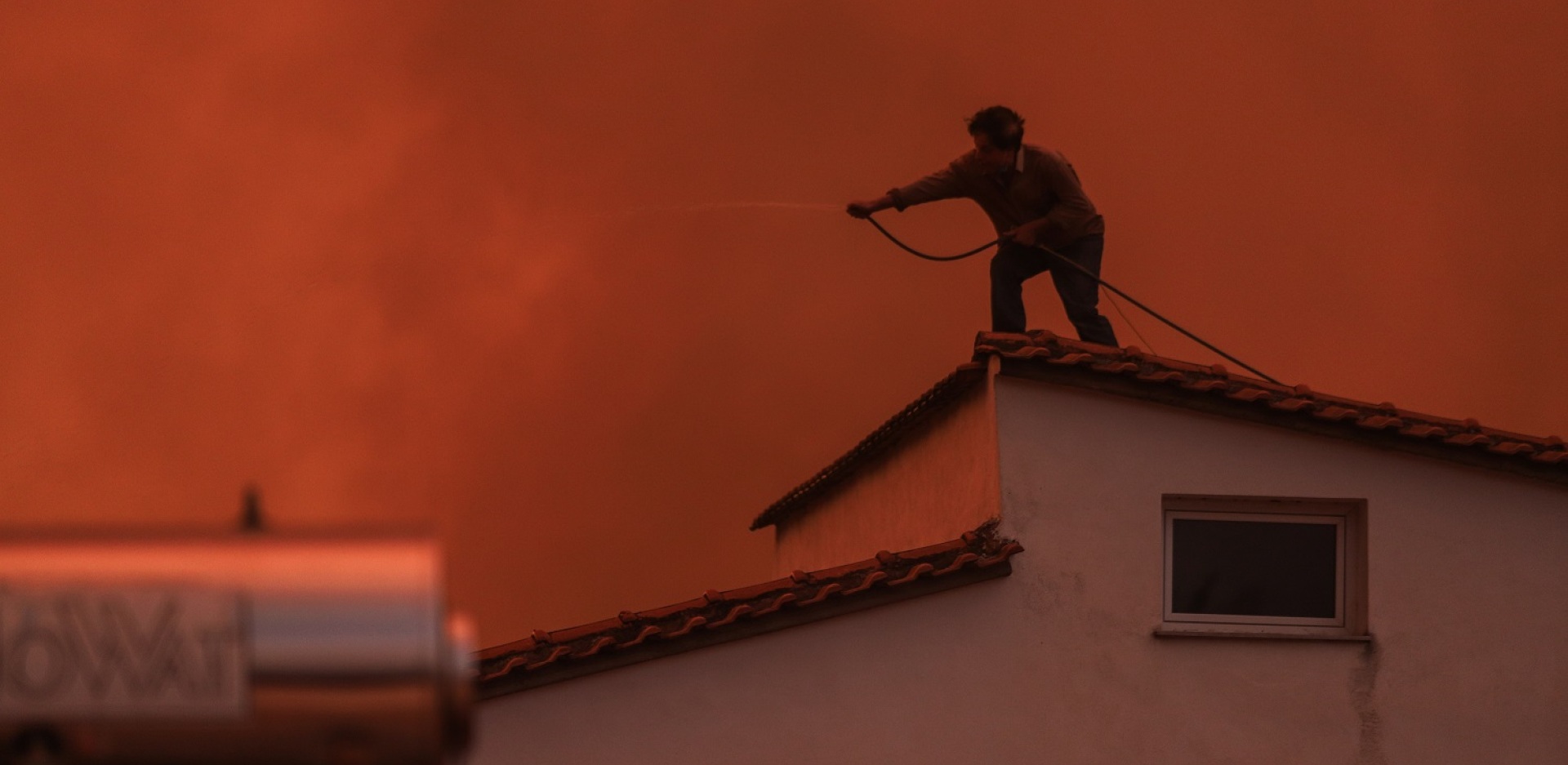 Πολίτης συνδράμει στη κατάσβεση της πυρκαγιάς στο χωριό Πευκί. 