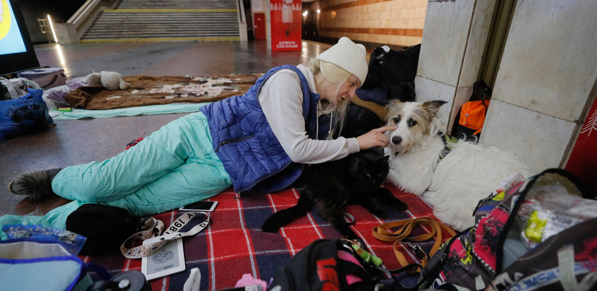 Κίεβο: Γυναίκα με τον σκύλο και τη γάτα της σε σταθμό του μετρό, ο οποίος χρησιμοποιείται ως αυτοσχέδιο καταφύγιο