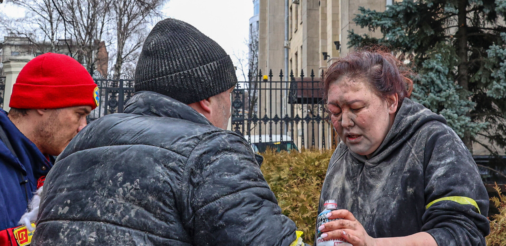 Διασώστες δίνουν λίγο νερό σε τραυματισμένη γυναίκα στο Χάρκοβο μετά τον βομβαρδισμό από τη Ρωσία (1 Μαρτίου)