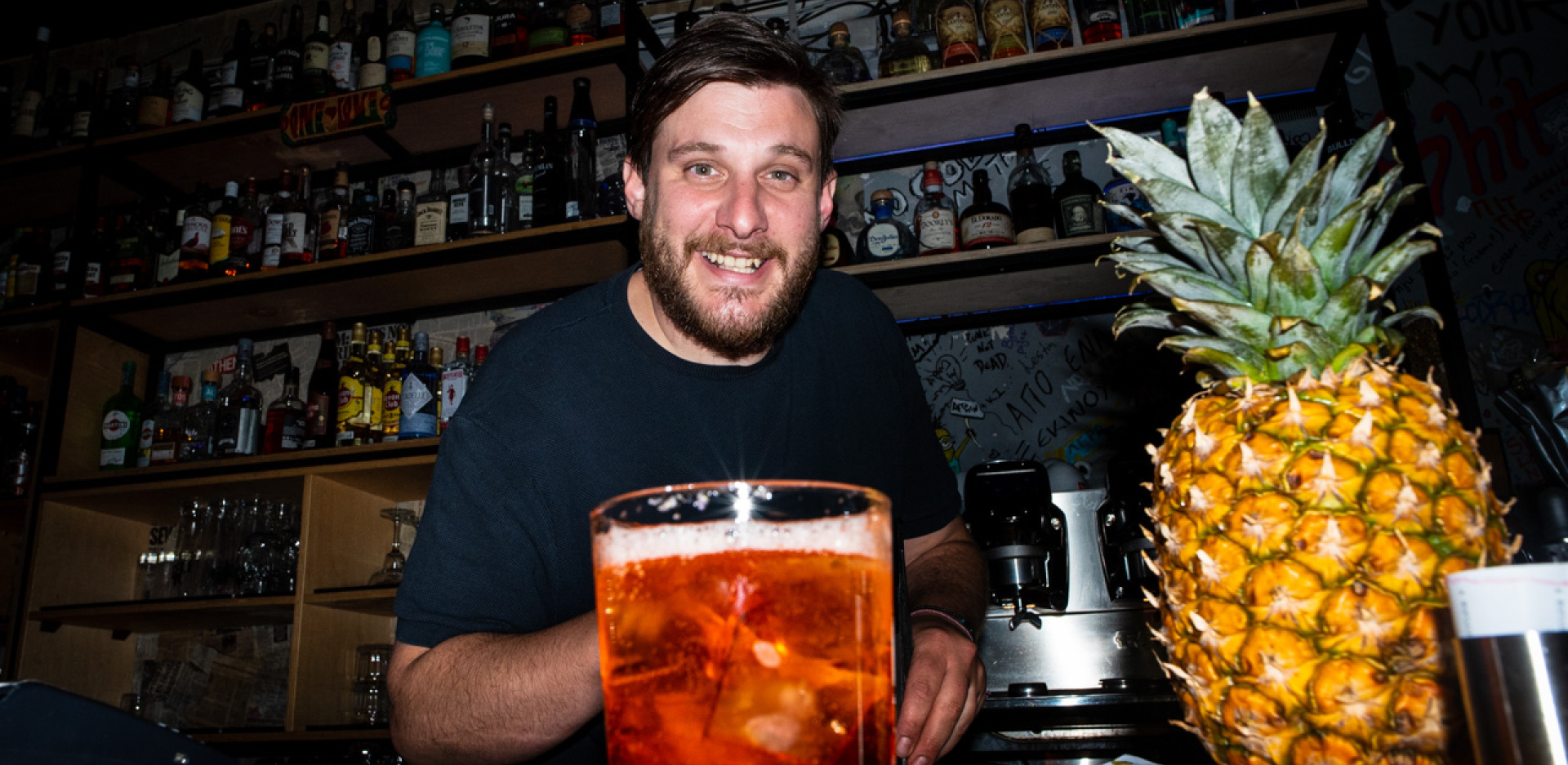 Μπάρμπαν που σερβίρει ποτό στο μπαρ Εφημερίδα ATH