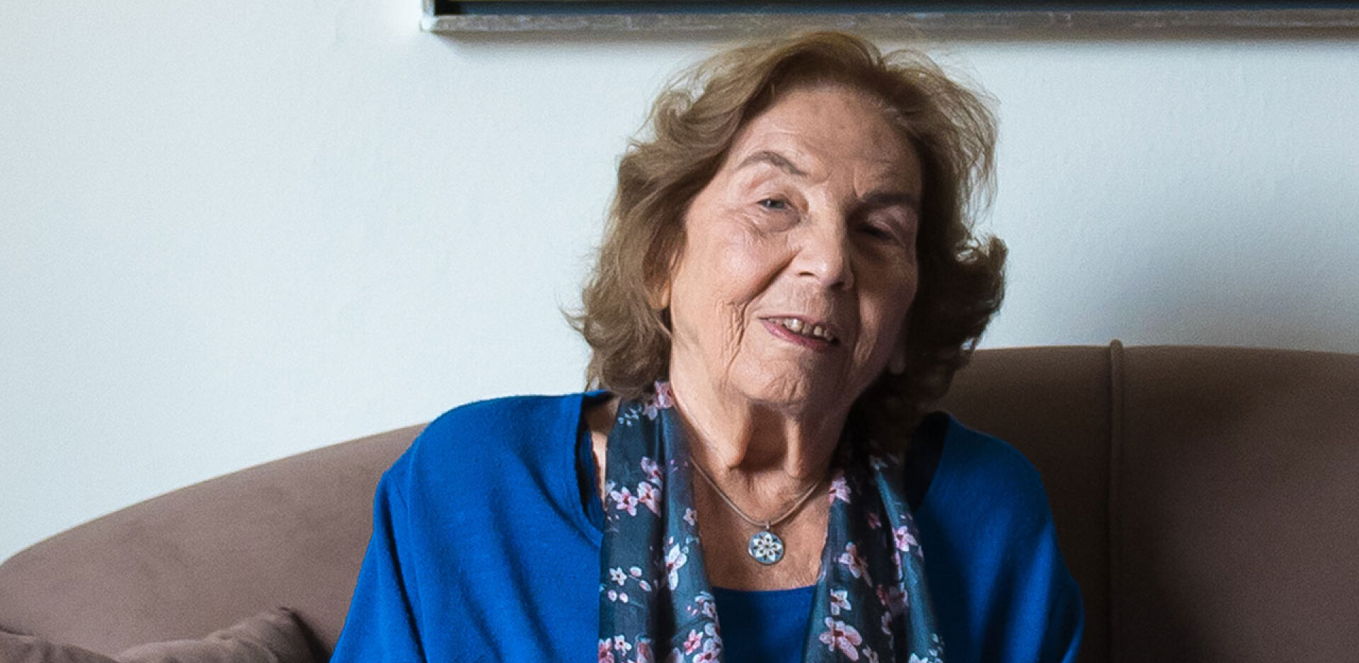 Άλκη Ζέη καθισμένη στον καναπέ του σπιτιού της