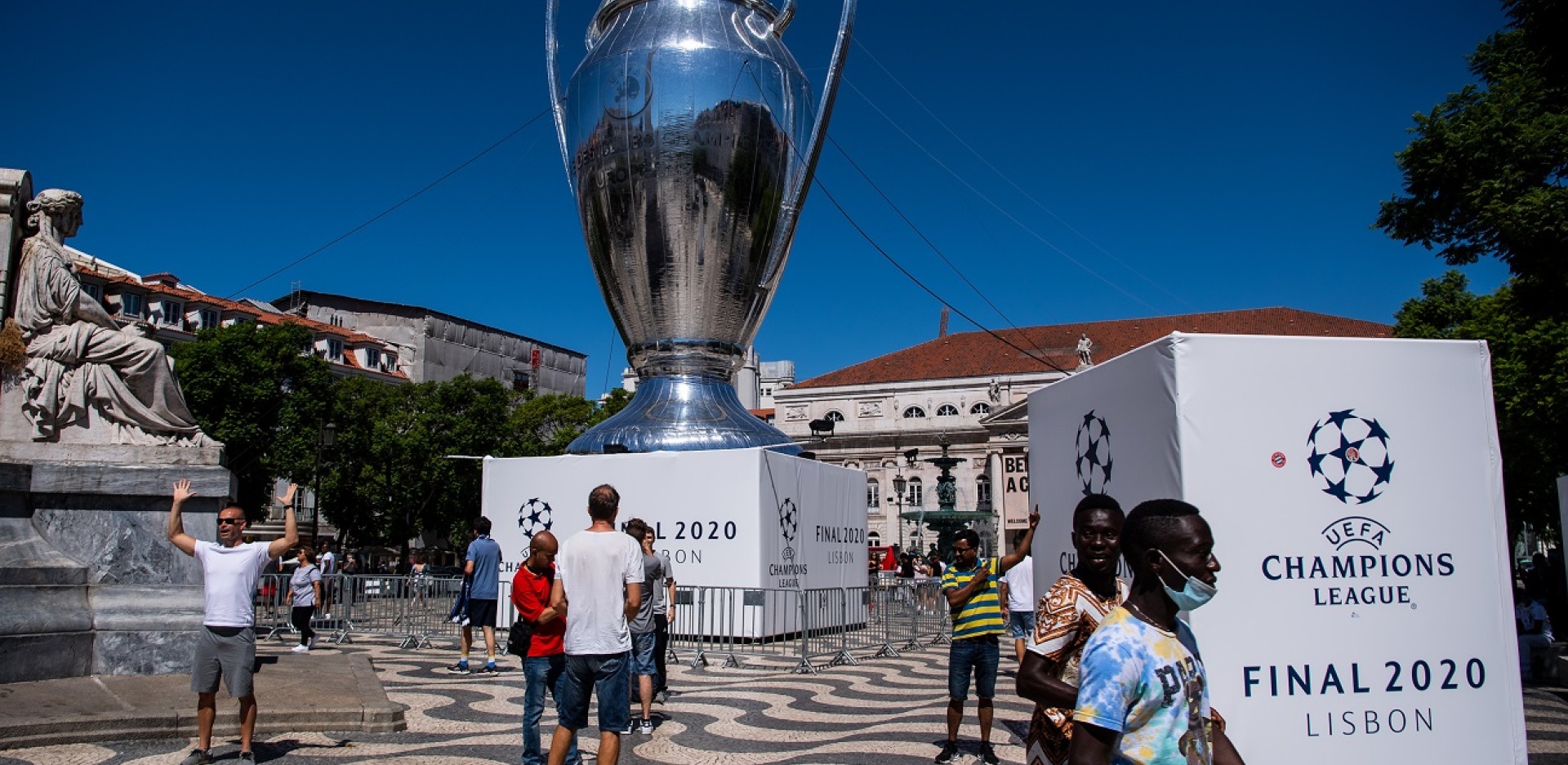 Ρέπλικα του κυπέλλου του Τσάμπιονς Λιγκ στην Λισαβόνα όπου θα διεξαχθεί ο τελικός Παρί Σεν Ζερμέν-Μπάγερν Μονάχου