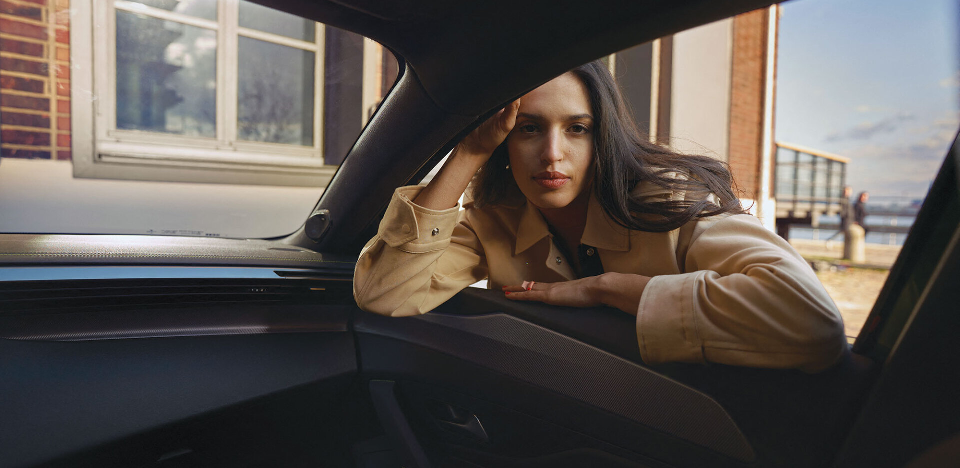 Μελαχρινή γυναίκα σκυμένη στο παράθυρο αυτοκινήτου, οπτική από το εσωτερικό του αυτοκινήτου