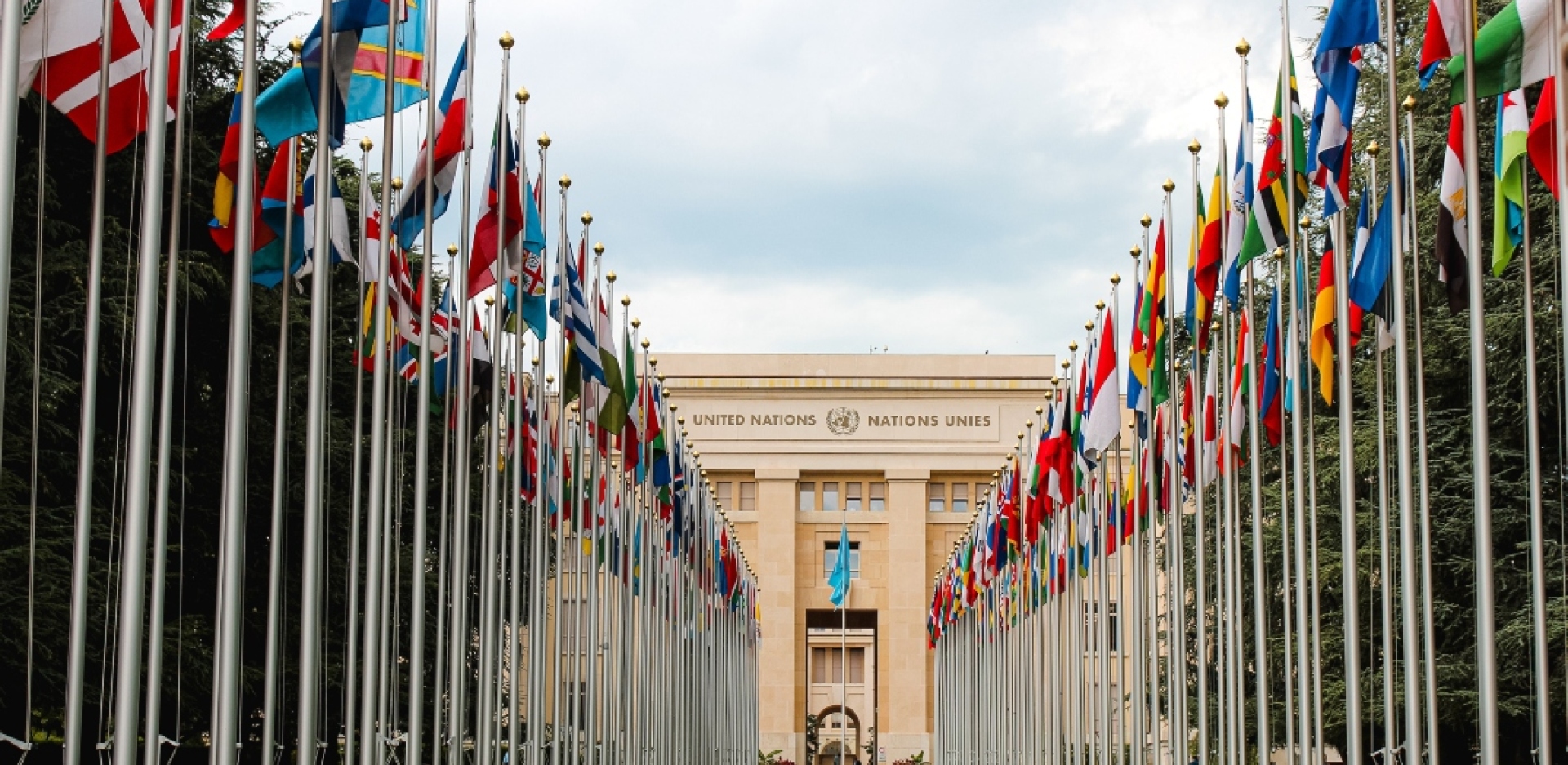 κτίριο με σημαίες