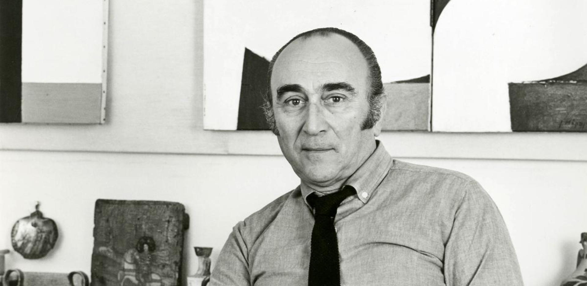 Γιάννης Μόραλης: Στο εργαστήριό του με τα έργα του Το κορίτσι που ζωγραφίζει (1971) και Θησείον Α (1963), Αθήνα 1975 περ.