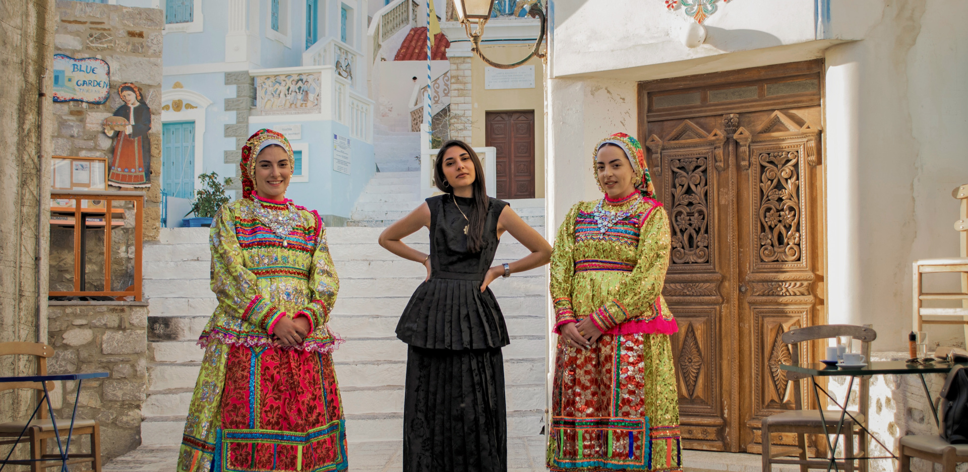 Έμπνευση από τα νησιά: Η Ελένη Κουμπή σχεδιάζει ενδύματα και μεταξωτά μαντίλια με οδηγό την παράδοση